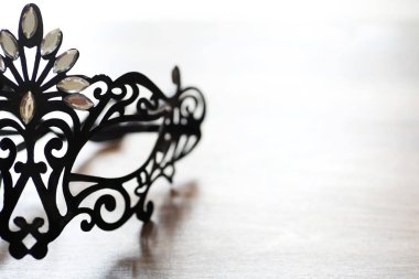 Ahşap arka plan üzerinde siyah maske