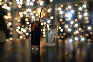 masada buz ile soğuk alkol içki bardak