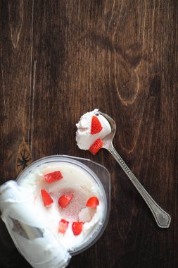 Taze çilek ve vişne ile yoğurt