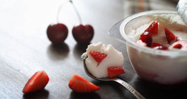 Çilek ile taze yoğurt. Taze ve ju ile bir kase dondurma