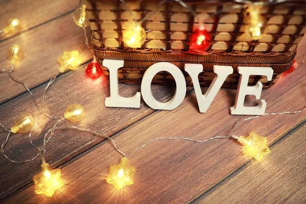 Wort Liebe aus Holzbuchstaben auf Hintergrund — Stockfoto