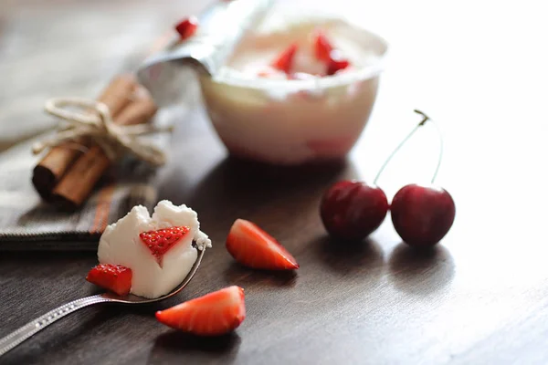 Йогурт зі свіжою полуницею та вишнями — стокове фото