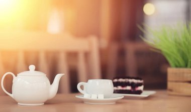 Bir içki ve bir sokak kafede tatlı su ısıtıcısı. Ket çay