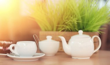 Bir içki ve bir sokak kafede tatlı su ısıtıcısı. Ket çay