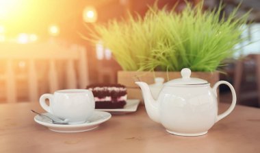 Bir içki ve bir sokak kafede tatlı su ısıtıcısı. Ket çay