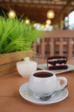 Bir içki ve bir sokak kafede tatlı su ısıtıcısı. Ket çay