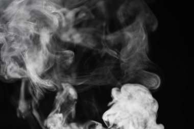 Beyaz Siyah bir arka plan üzerinde duman. Doku duman. Wh kulüpleri