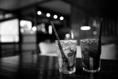 Bir tabloda bir kafe nesneleri