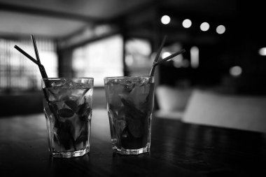 Bir tabloda bir kafe nesneleri