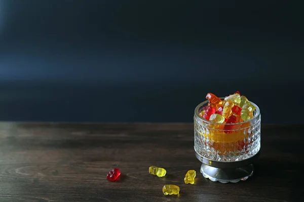 Marmelada num vaso em cima da mesa. Doces em uma tigela em uma ba preta — Fotografia de Stock