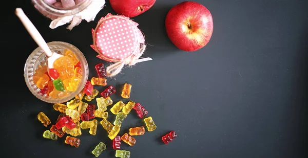 Mermelada en un jarrón sobre la mesa. Dulces en un tazón sobre una ba negra —  Fotos de Stock