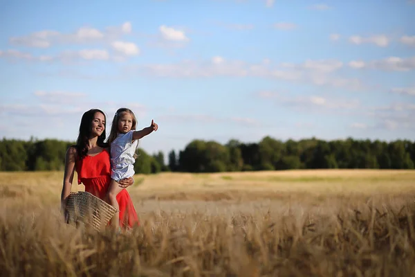 Літній пейзаж і дівчина на природі гуляє в сільській місцевості . — стокове фото