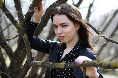 Bahar şehrin içinden bir yürüyüşte kız