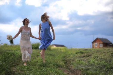 Genç kızlar alanına yürüyor