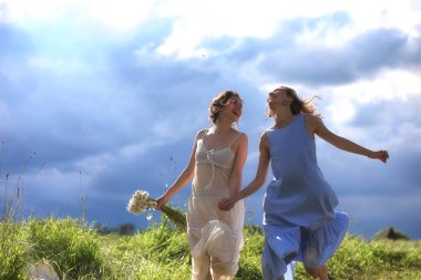 Genç kızlar alanına yürüyor