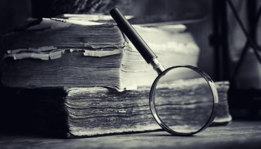 Bir eski retro kitap masada. Geçmişte bir ansiklopedi bir