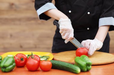 Aşçı taze çiftlik sebze keser