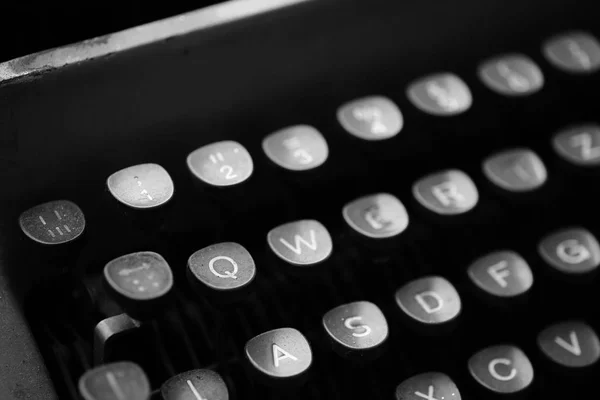 Tasten mit Buchstaben auf einer alten Schreibmaschine — Stockfoto
