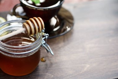 Taze bal ile siyah çay