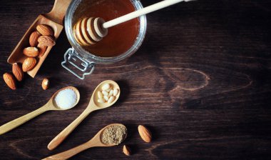 Charlotte elma ve fındık ile. Elma ile pişirme hazırlanması