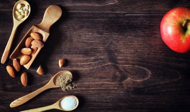 Charlotte elma ve fındık ile. Elma ile pişirme hazırlanması