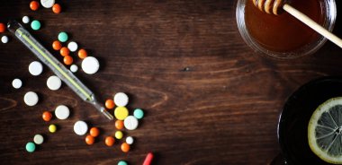 Uyuşturucu ve hap ahşap bir masa üzerinde. Soğuk önlemek için çeşitli demektir