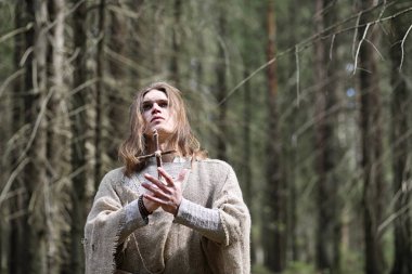 Karanlık bir ormanda bir ritüel bir cüppe içinde geçirir