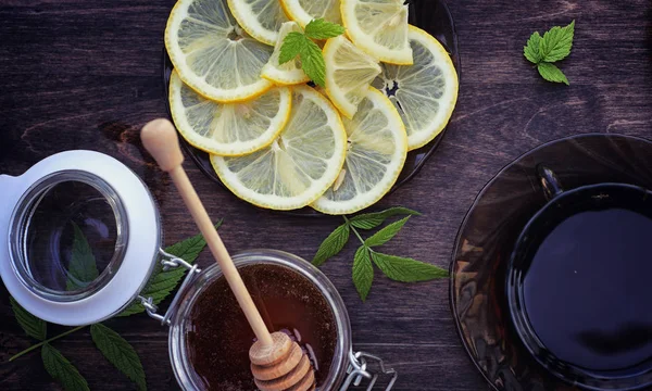 Teh dengan lemon dan mint di alam. Secangkir teh mint panas dengan le — Stok Foto