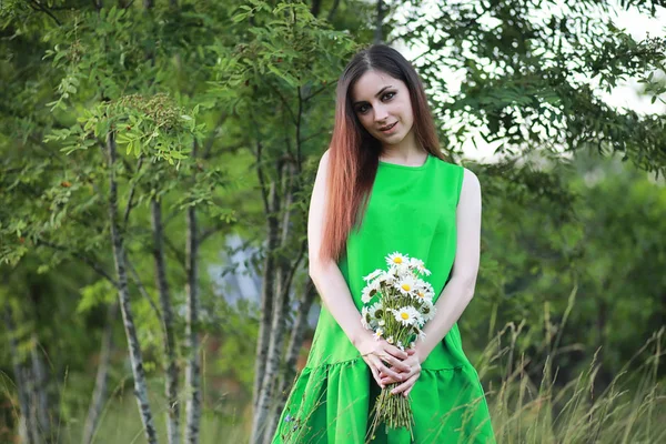 Belle fille aux cheveux roux avec un bouquet — Photo