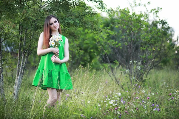 Beautiful girl with red hair with a bouquet — Stock Photo, Image