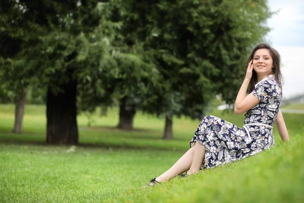 Krásná dívka v šatech na procházku — Stock fotografie