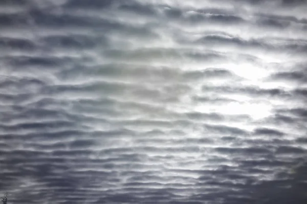 Текстурированные облака в ночном небе — стоковое фото
