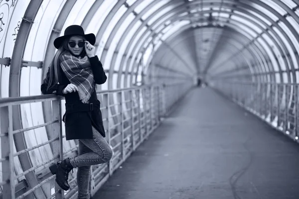 Chica joven adulta en el túnel arquitectónico — Foto de Stock