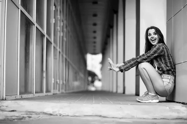 Menina em uma maquiagem de palhaço preto e branco — Fotografia de Stock