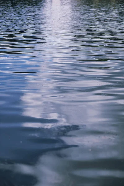 Lago paesaggistico. Texture di acqua. Il lago è all'alba. La bocca — Foto Stock