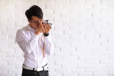 Asya genç adam ile bir fotoğraf makinesi