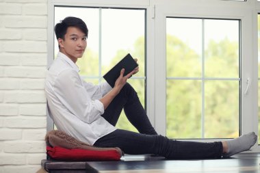 Asya genç adam öğrenci 