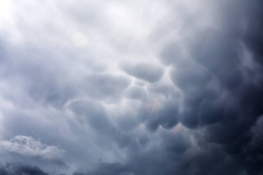 Bulutlar gökyüzünde yağmur. Gri karanlık bulutlar gökyüzünde.