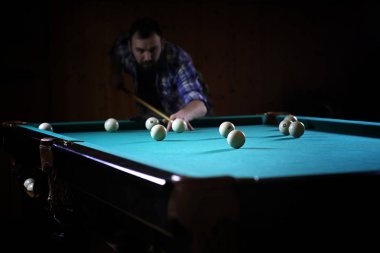 Bir sakallı bir adam büyük bir bilardo oynuyor. 12 metrelik havuz partisi