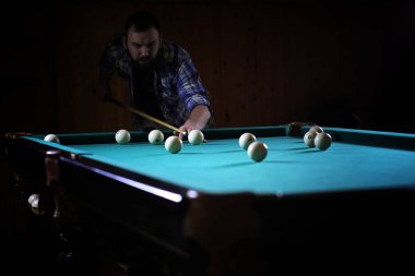 Bir sakallı bir adam büyük bir bilardo oynuyor. 12 metrelik havuz partisi