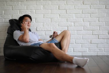 Asyalı öğrenci yastık üzerinde oturan ve sınav için hazır Başlarken