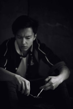 Genç bir adam uyuşturucu alır