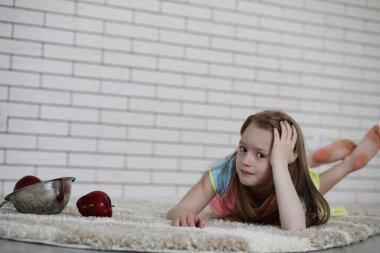 Küçük kız yerde yatıyor