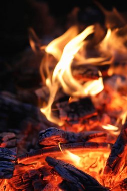 Bir şenlik ateşi için için yanan külleri.