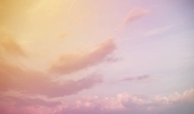 Beyaz bir gökyüzünde bulutlar