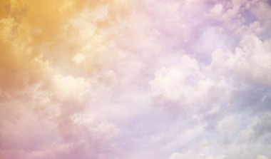 Beyaz bir gökyüzünde bulutlar