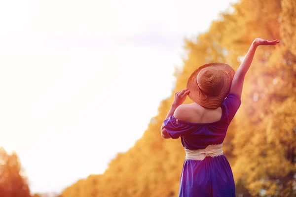 Joven chica hermosa en vestidos de la naturaleza. Una chica con sombrero camina — Foto de Stock