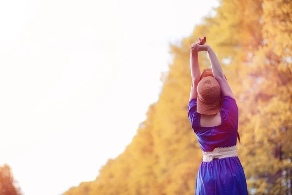 Joven chica hermosa en vestidos de la naturaleza. Una chica con sombrero camina — Foto de Stock