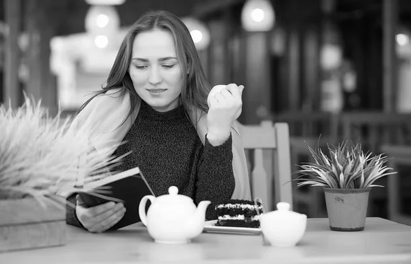 Mädchen in einem Café sitzt und Tee trinkt — Stockfoto