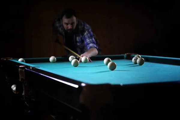 En man med ett skägg spelar en stor biljard. Part i en 12-fots pool — Stockfoto